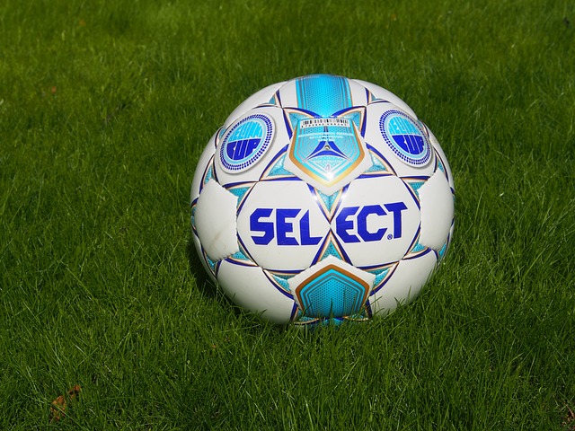 英超日本国脚与战犯照片合影，其俱乐部比赛在中国照常直播引球迷不满，咪咕客服回应