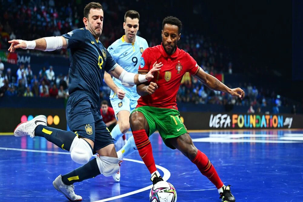 今日亚泰降级，而昨日以亚泰梯队为班底的泰州队夺得苏超冠军